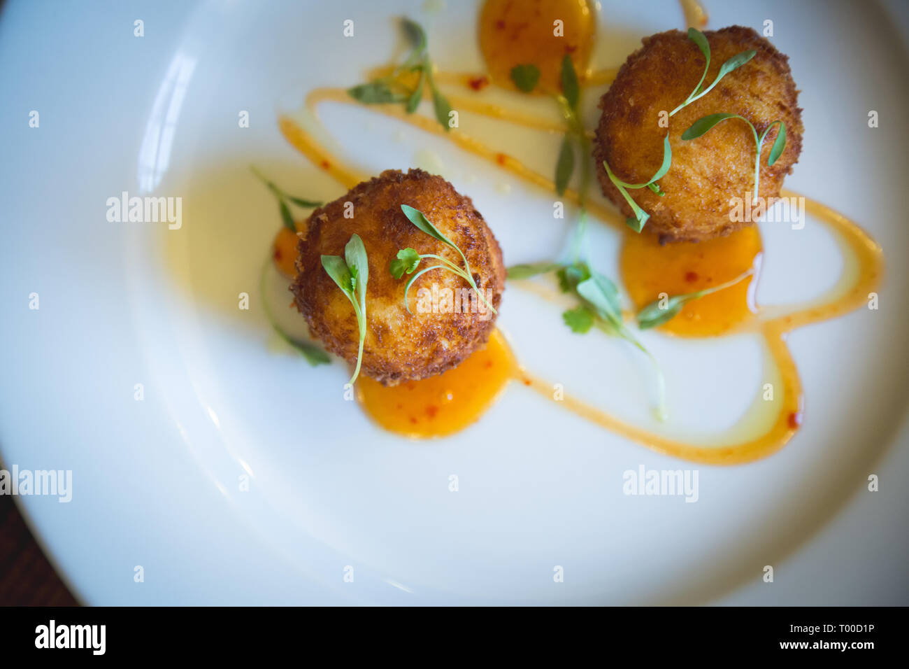 Fishcakes servi avec sauce chili douce Banque D'Images