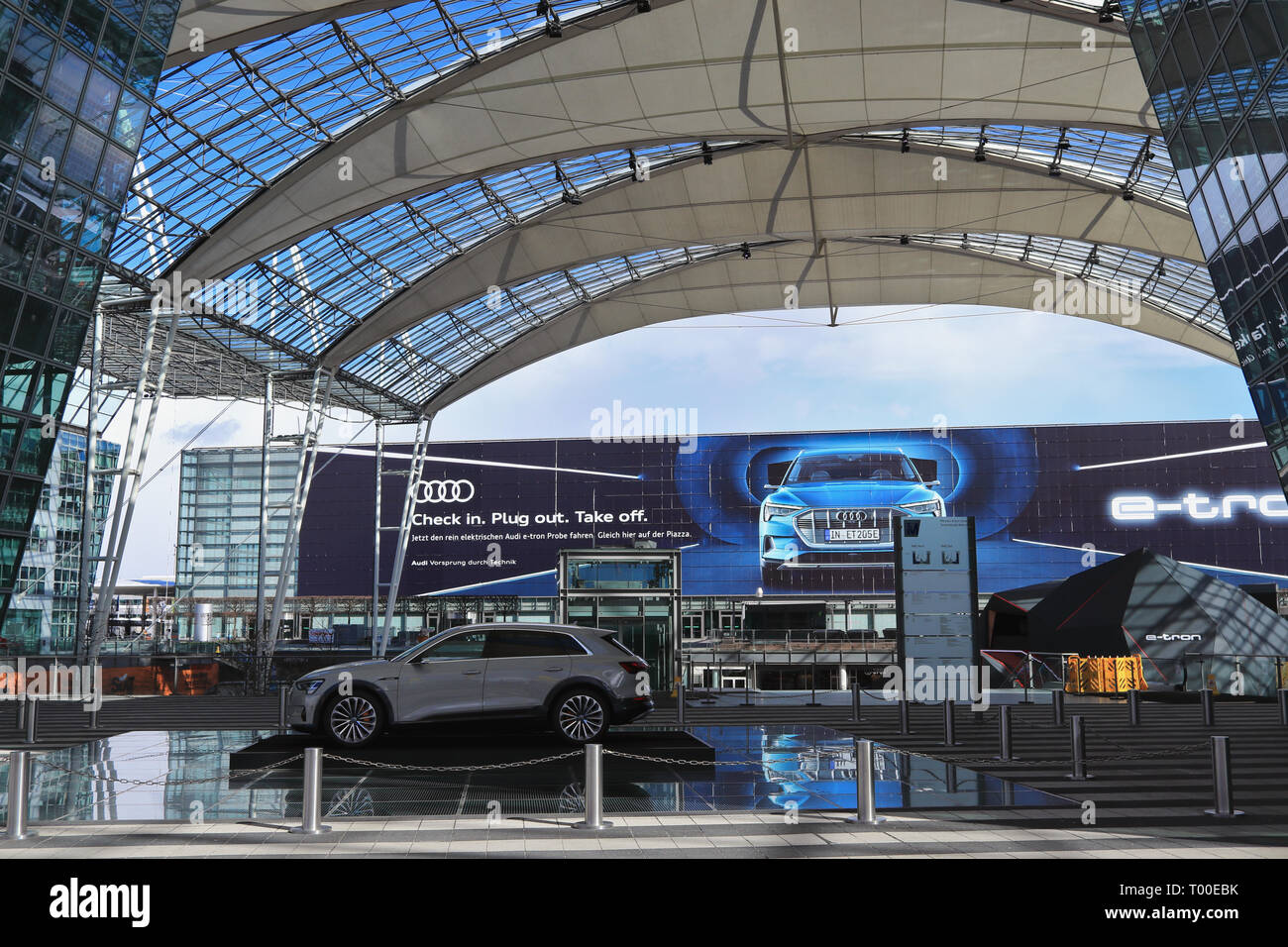 L'AÉROPORT DE MUNICH, Bavière, Allemagne - 13 mars 2019 : présentation de toute nouvelle Audi e-tron, un VUS compact multisegment de luxe. Voiture électrique zéro émission. Banque D'Images