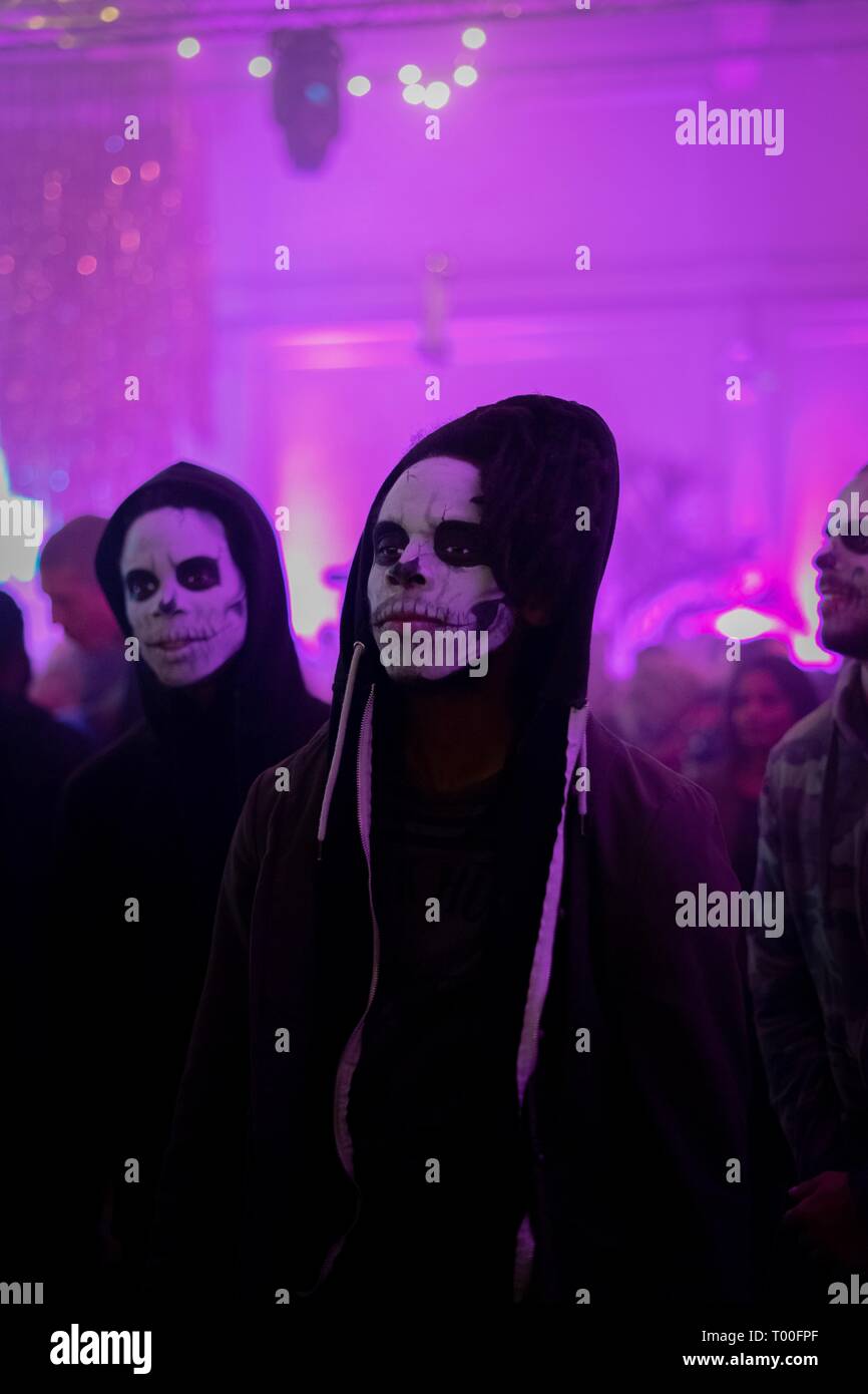 L'armée des morts dans la nuit avec un fond violet Banque D'Images