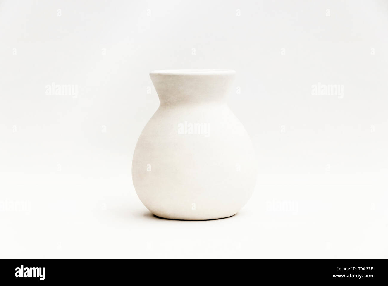 Blanc sur blanc vase blanc sur fond blanc image minimaliste Banque D'Images