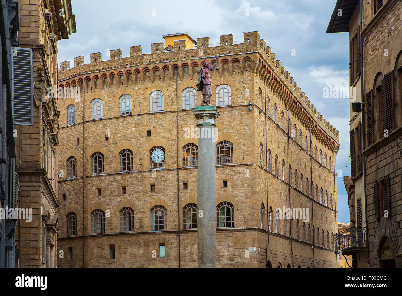 La colonne de la Justice à la Piazza Santa Trinita, Florence, Toscane, Italie. Banque D'Images