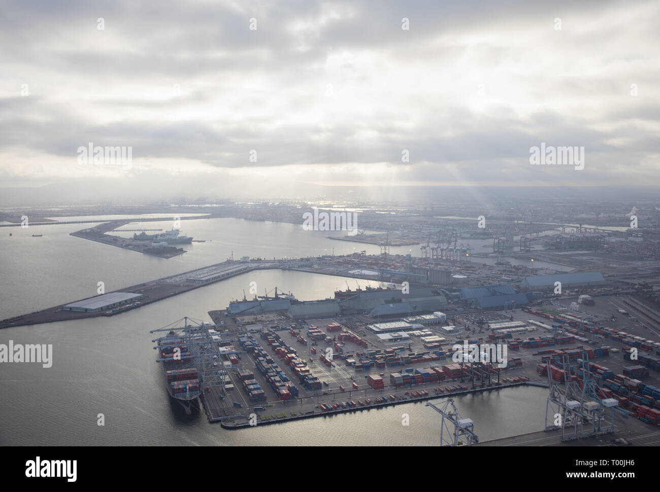 Vue aérienne du port de la région de Long Beach, en Californie. Le Port de Los Angeles est l'un des plus grands systèmes de transport de l'eau dans le monde. Banque D'Images