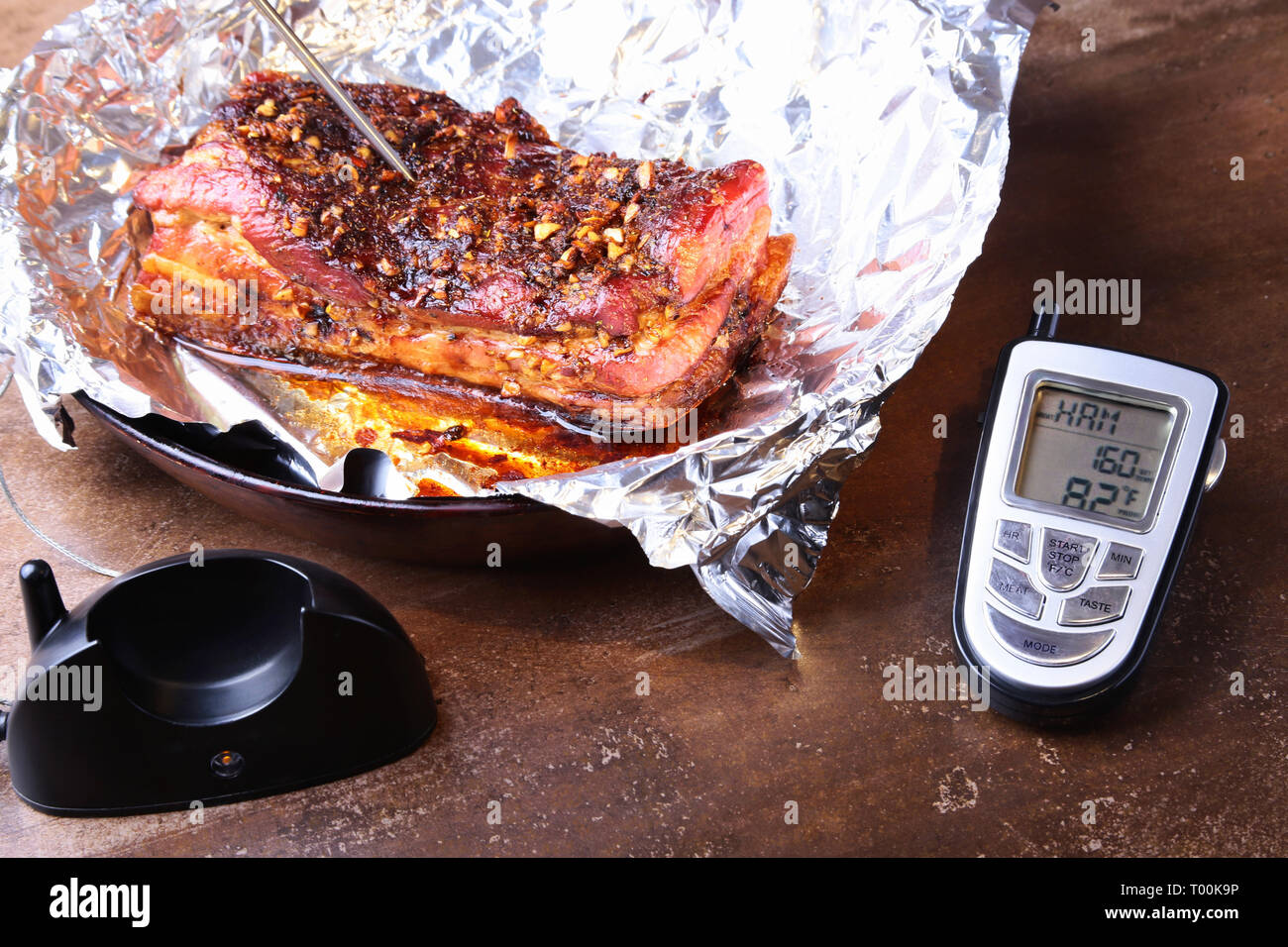 Le Steak grillé dans une poêle et cuire les aliments numérique à distance sans fil Thermomètre Sonde pour Grill sur un fond noir. Copier l'espace. Banque D'Images