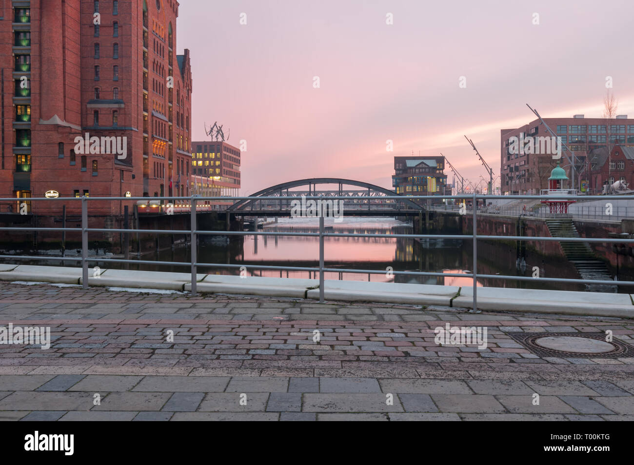 Hambourg, Allemagne - Mars 04, 2014 : Avis de Dar-es-Salaam International Plaza au Maritime Museum, pont de Busan et de Greenpeace à l'arrière du bâtiment. Banque D'Images