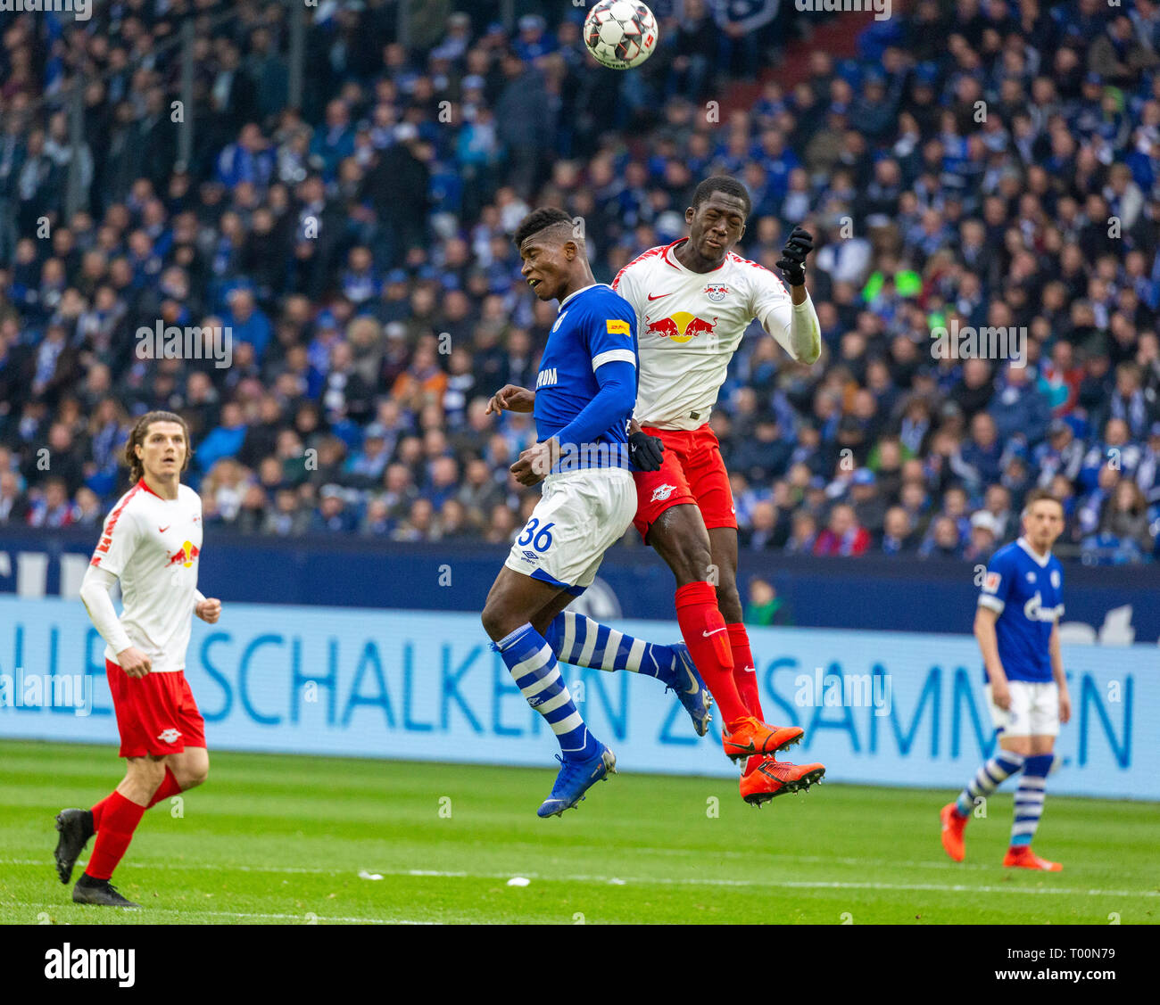 Sports, football, Bundesliga, 2018/2019, le FC Schalke 04 vs RB Leipzig 0-1, Veltins Arena Gelsenkirchen, scène du match de coupe Breel, duel Grosse Caye (S04) mi. et Ibrahima Konate (Leipzig), gauche Marcel Sabitzer (Leipzig), DFL RÈGLEMENT INTERDIT TOUTE UTILISATION DE PHOTOGRAPHIES COMME DES SÉQUENCES D'IMAGES ET/OU QUASI-vidéo Banque D'Images