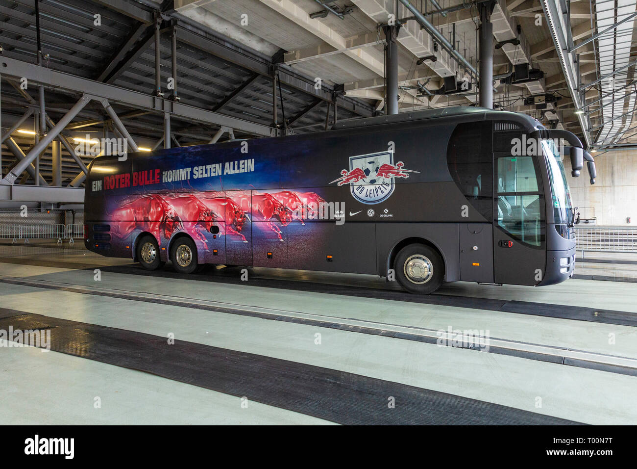 Sports, football, Bundesliga, 2018/2019, le FC Schalke 04 vs RB Leipzig 0-1, Veltins Arena Gelsenkirchen, teambus de Leipzig, DFL RÈGLEMENT INTERDIT TOUTE UTILISATION DES PHOTOGRAPHIES COMME DES SÉQUENCES D'IMAGES ET/OU QUASI-vidéo Banque D'Images