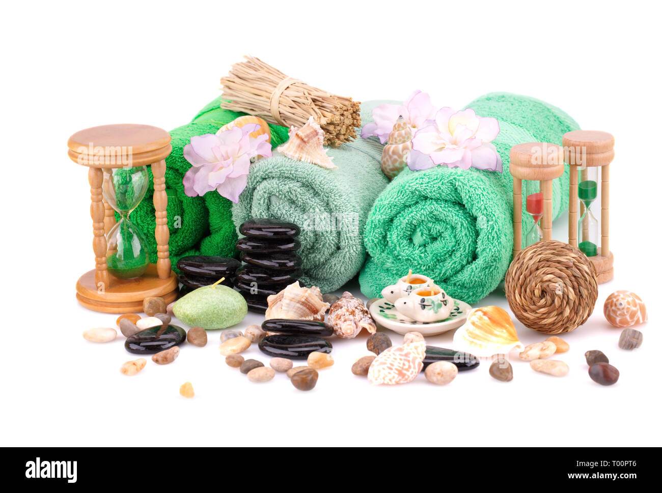 Jeu de Spa avec des serviettes, des bougies, des coquillages, des pierres et sablier isolé sur fond blanc. Banque D'Images