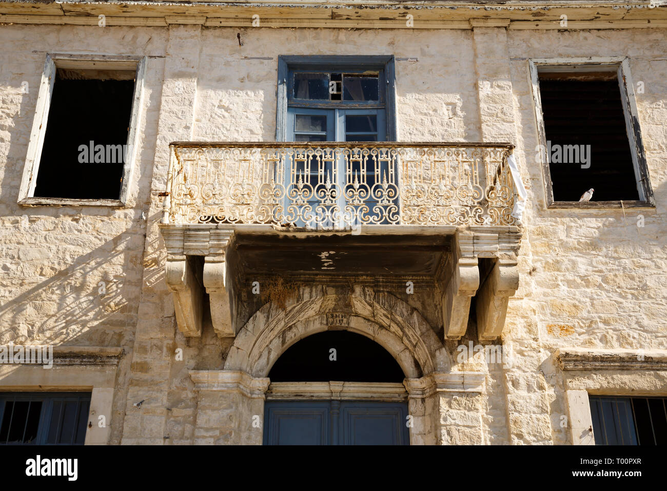 Immeuble ancien avec beau balcon à Limassol, Chypre. Banque D'Images
