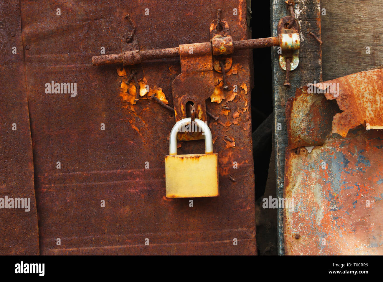 Fermer de porte avec serrure rouillée Banque D'Images