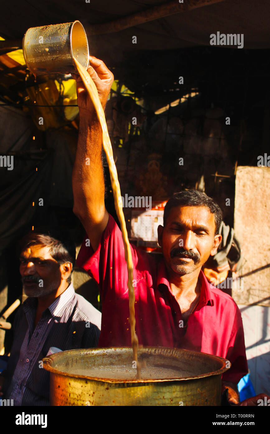 PUNE, Maharashtra, janvier 2019, faisant du vendeur de thé chai à vendre Banque D'Images