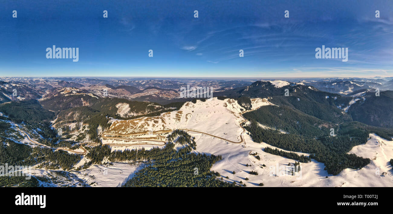 L'hiver, la route panorama vue aérienne de route de montagne dans les Carpathes, paysage de neige Banque D'Images