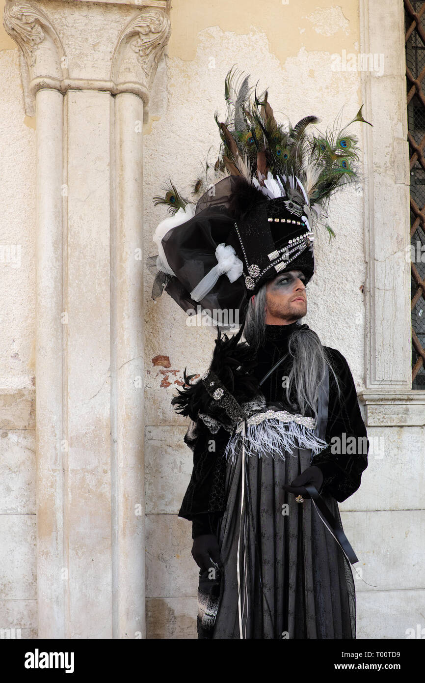 Homme habillé en costume traditionnel et masque de carnaval de Venise au  palais des Doges, la Piazza San Marco, Venice, Veneto, Italie Photo Stock -  Alamy