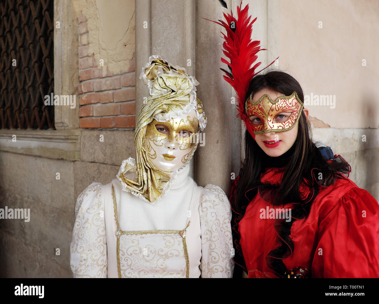 Des femmes habillées en costume traditionnel et masque de carnaval de Venise au palais des Doges, la Piazza San Marco, Venice, Veneto, Italie Banque D'Images