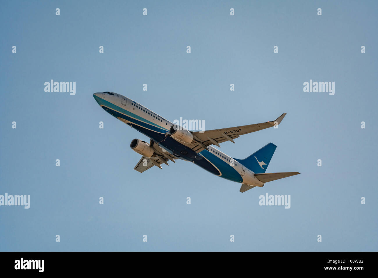 OSAKA, JAPON - JAN. 4, 2019 : Xiamen Airlines Boeing 737-800 décollant de l'Aéroport International de Kansai à Osaka, Japon. Banque D'Images