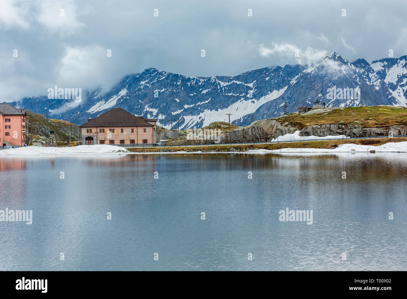 Lac de montagne alpes printemps Lago della Piazza et Alexander monument Suworow dans loin (Suisse, col de la chaudière). Le monument est une œuvre de la DMI Banque D'Images