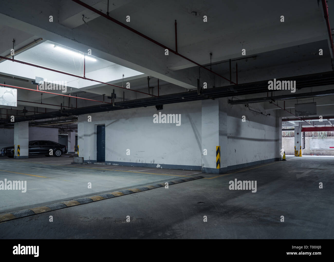 Stationnement de l'ancien bâtiment en béton à l'éclairage, Banque D'Images