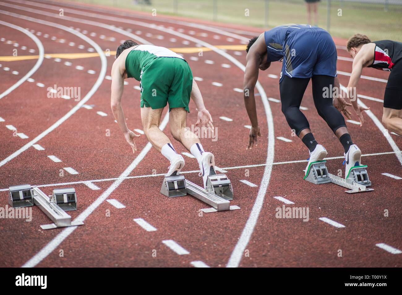 Les élèves du secondaire participent à un track and field 100 mètres race Banque D'Images