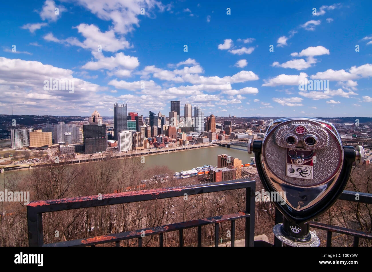 Une vue sur le centre-ville de l'oublier dans Grandview Mt Washington par un beau jour d'hiver avec une tour d'événements dans la tourné à Pittsburgh, PA, USA Banque D'Images