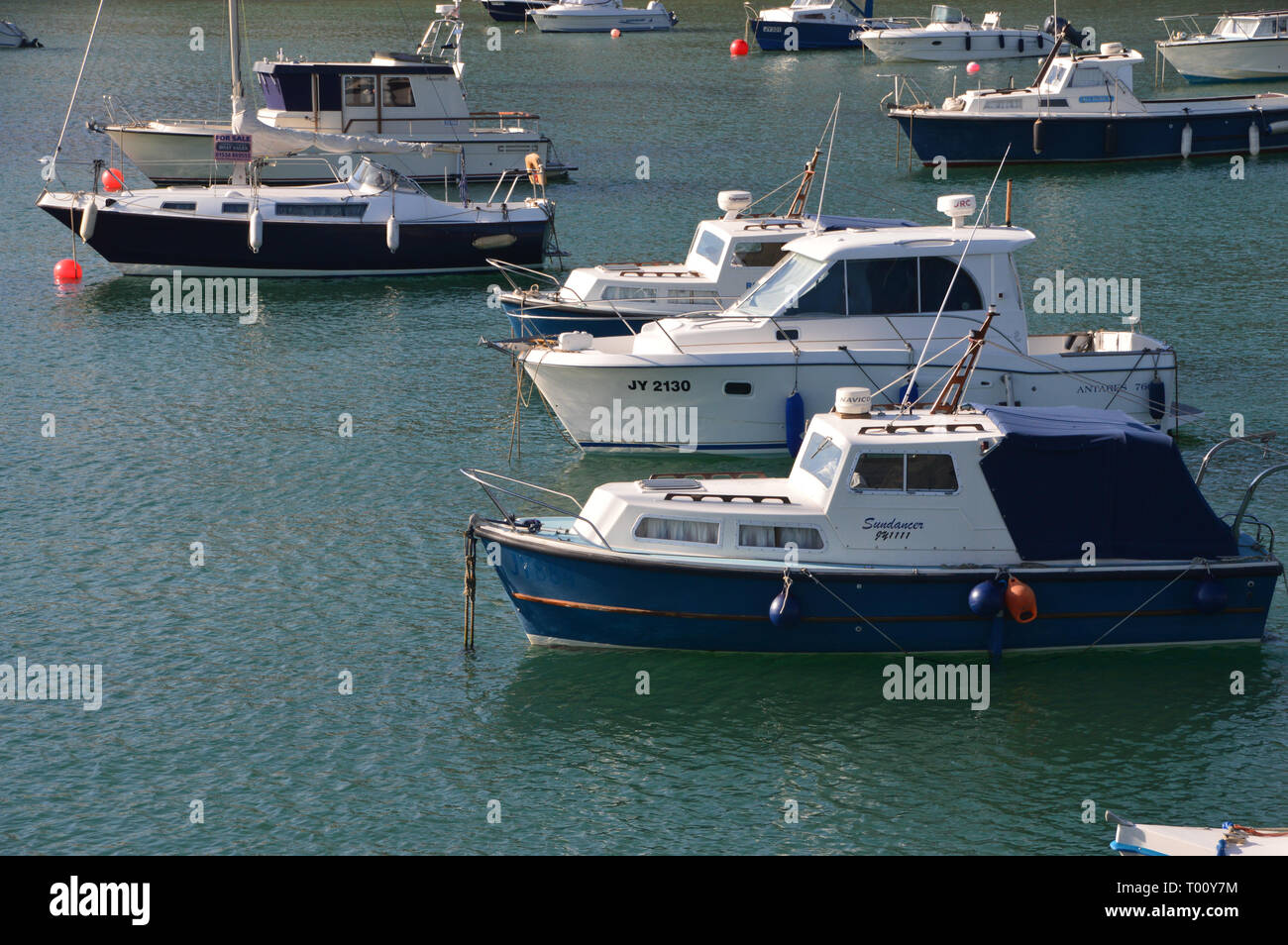 Petite pêche et bateaux de plaisance à Gorey Harbour sur l'île de Jersey, Îles britanniques, Royaume-Uni. Banque D'Images