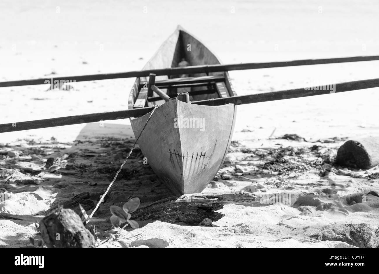 Une étude en noir et blanc d'un outrigger échoués sur bateau en Papouasie Occidentale Banque D'Images