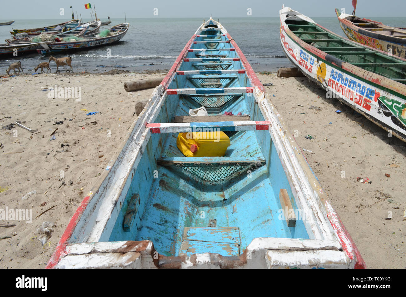 Pirogues utilisées dans la sardinelle pêche dans une plage de la Petite Côte, Sénégal, Afrique de l'Ouest Banque D'Images