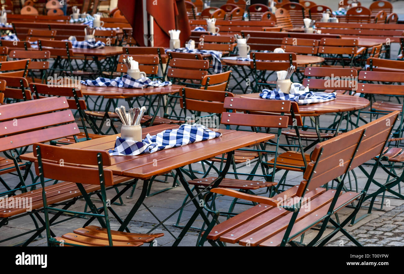 Jardin de bière avec une décoration Bavaroise Banque D'Images