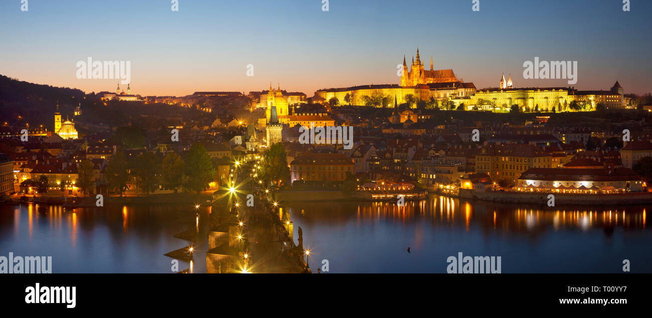 Prague - Le Pont Charles, le château et la Cathédrale avec la Vltava au crépuscule. Banque D'Images