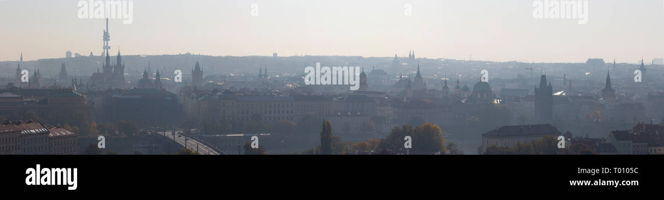 Prague - Panorama de la ville de Castle dans le rétro-éclairage. Banque D'Images