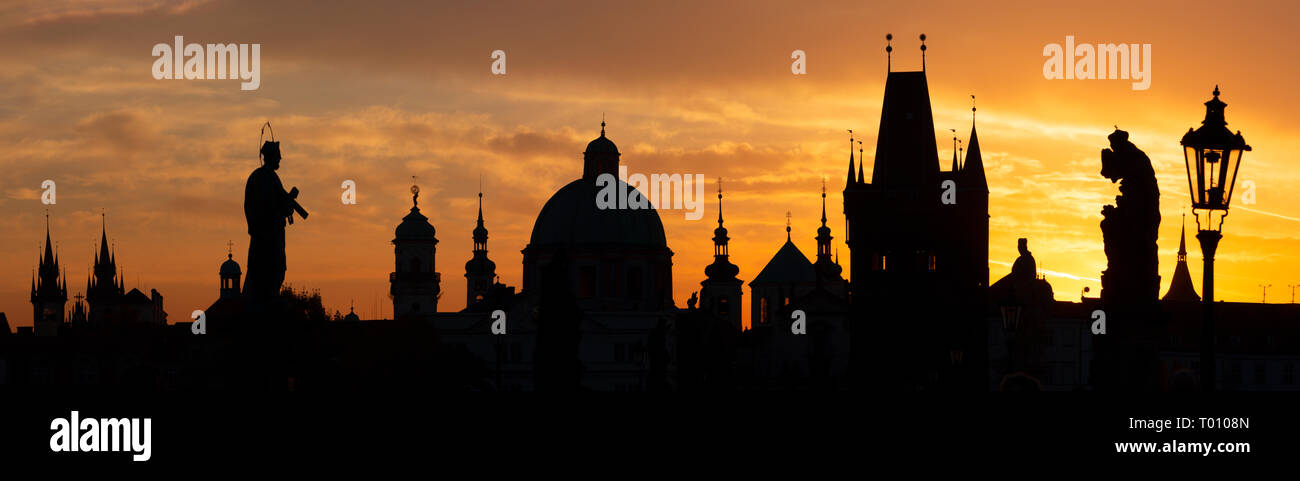 - Le pont Charles Praghe ossature au sunrise. Banque D'Images