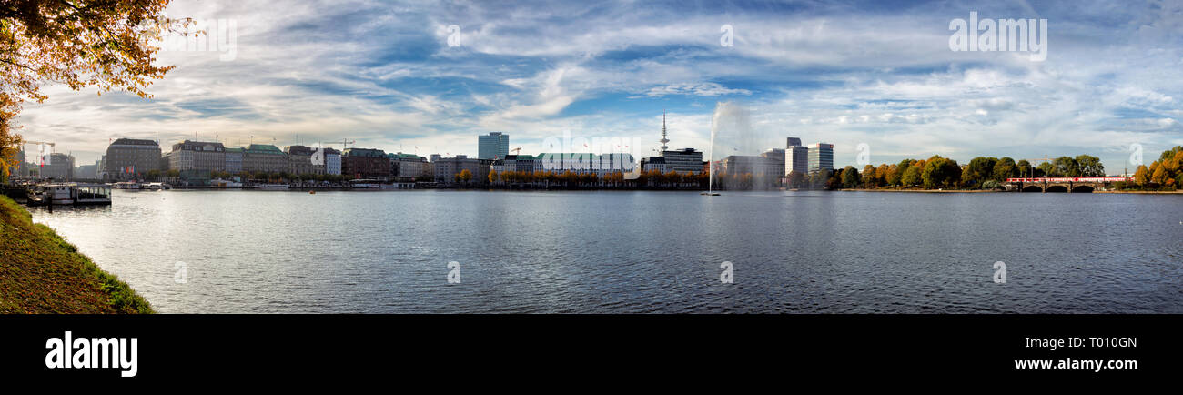 Panorama de l'Alster intérieure avec la Fontaine de l'Alster à Hambourg, Allemagne. Banque D'Images