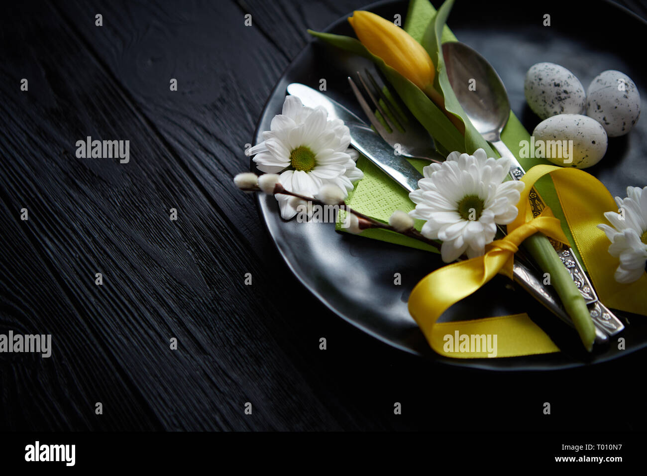 Printemps Pâques composition de la vaisselle de table avec fleur tulipe jaune Banque D'Images