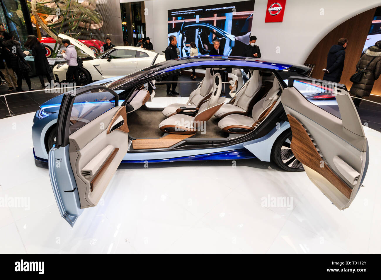 Phare Nissan showroom sur le Ginza à Tokyo. Affichage de la concept car, la Nissan électrique IDS, avec des portes ouvertes sur la zone délimitée par un cercle blanc. Banque D'Images