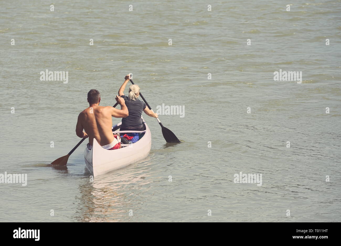 Canoë sur la rivière du Danube sur un jour d'été ensoleillé Banque D'Images