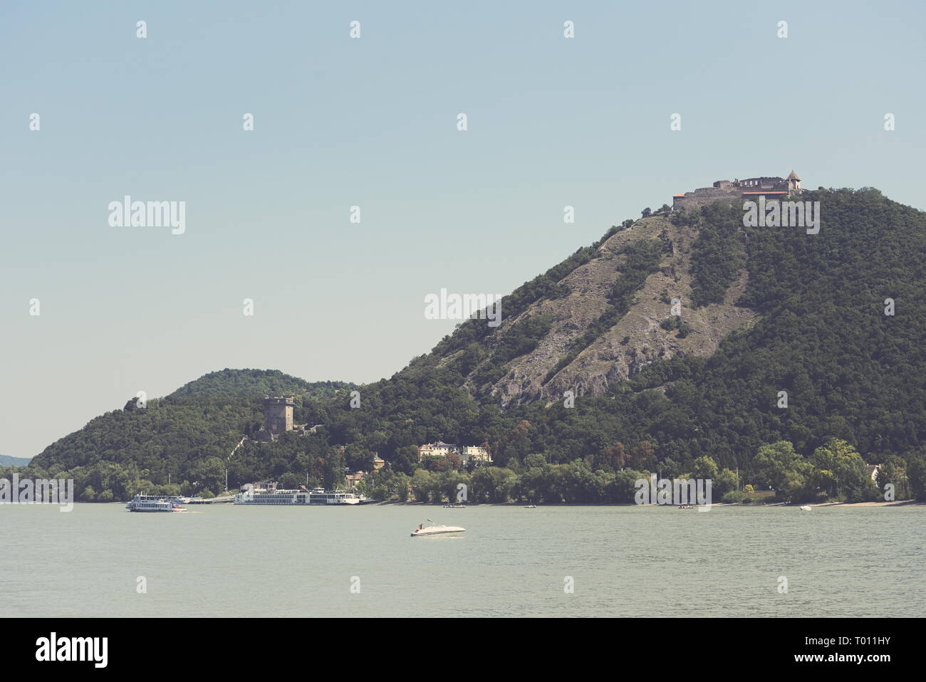 Château de Visegrad dans la courbe du Danube sur un jour d'été ensoleillé Banque D'Images