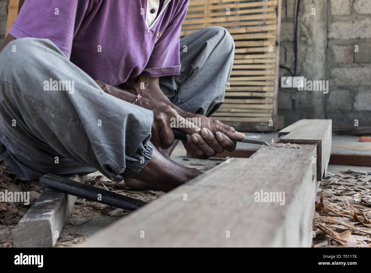 Close up d'avertir les mains de menuisier travaillant dans un atelier de menuiserie manuelle dans un pays du tiers monde. Banque D'Images