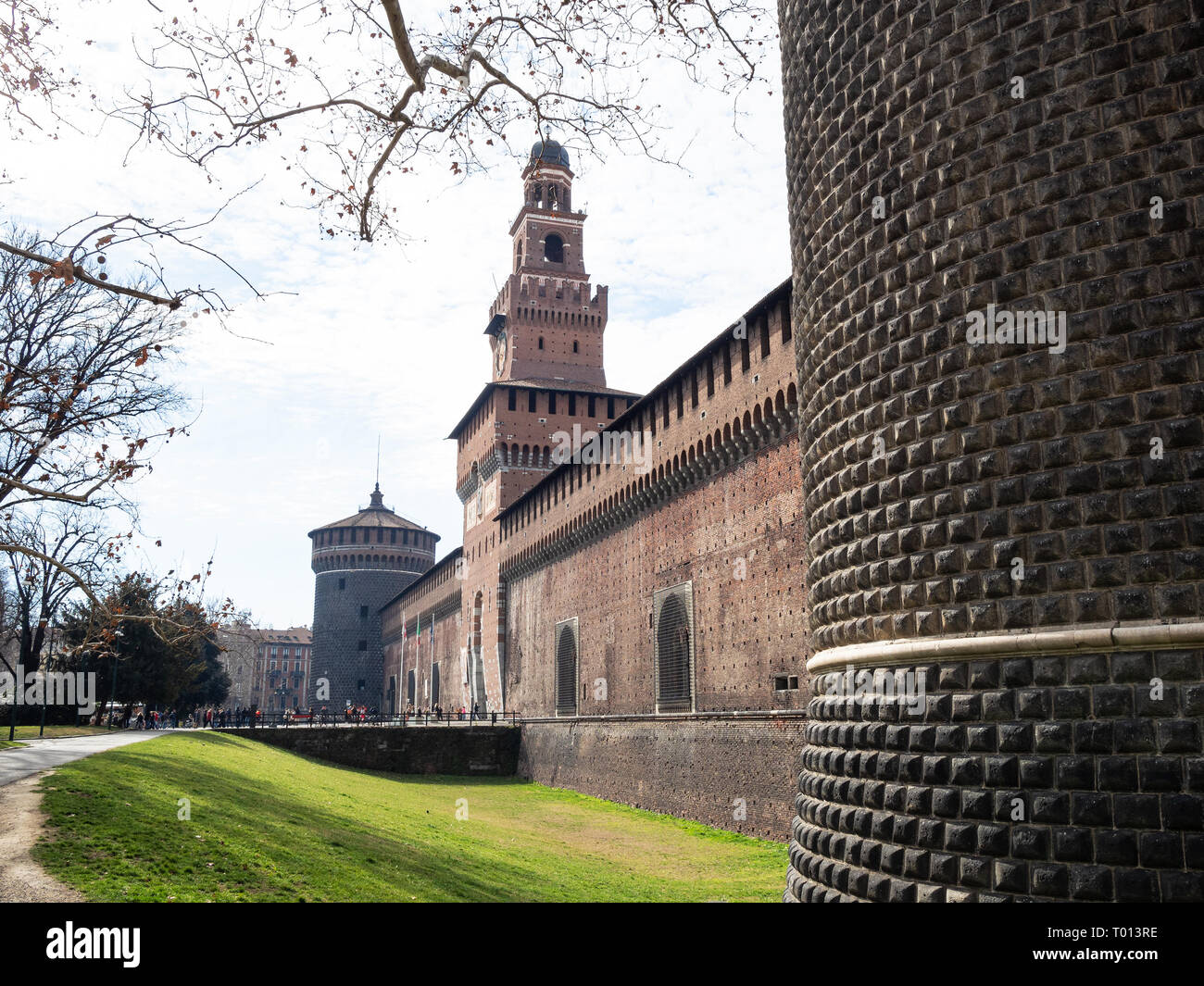 Voyage d'Italie - Vue du mur extérieur du Château Sforzesco (Château des Sforza) avec des tours Torre di Santo Spirito et Torre del Filarete de Torre del Ca Banque D'Images