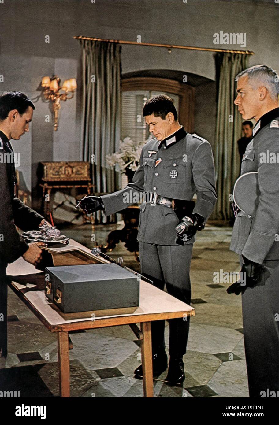 CHARLES BRONSON, LEE MARVIN, La sale douzaine, 1967 Banque D'Images