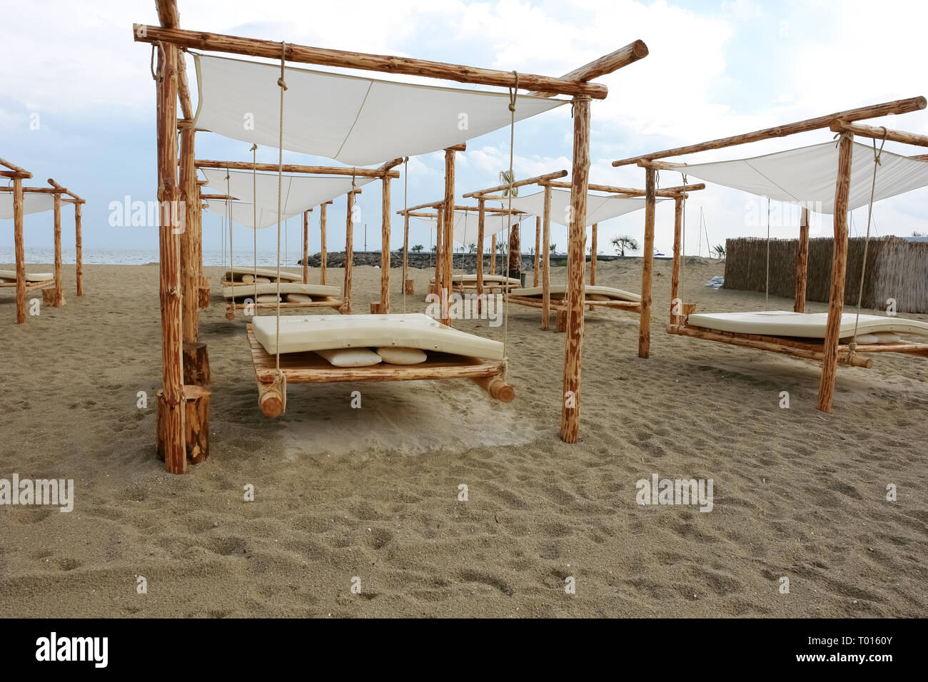 Des tentes sur une plage de sable après la pluie dans le village de Sveti Vlas à Sunny Beach, Bulgarie. Banque D'Images