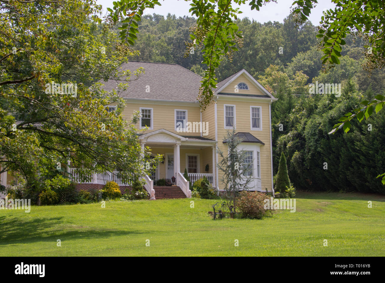 Résidences, maisons, S =boutiques et d'autres scènes sur les routes de Oliver Springs, Tennessee. Banque D'Images