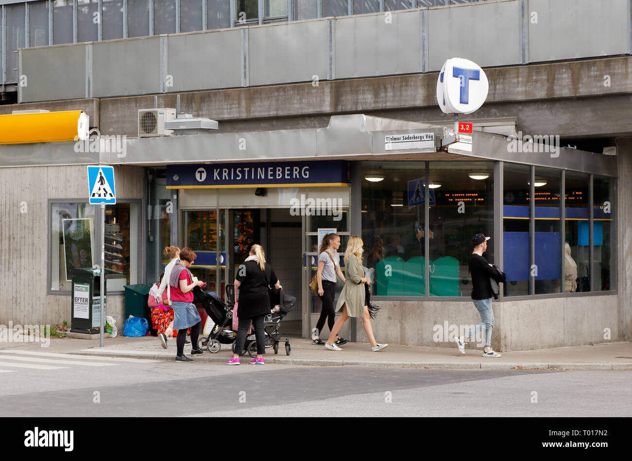 Stockholm, Suède - le 5 juillet 2016 : les gens à l'extérieur de l'entrée de la station de métro Kristineberg Banque D'Images