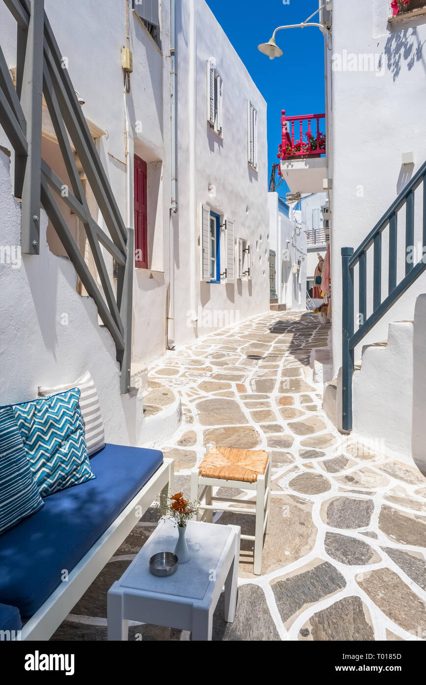 Vue typique d'une rue étroite dans la vieille ville de Naoussa, Paros, Cyclades, Grèce Banque D'Images