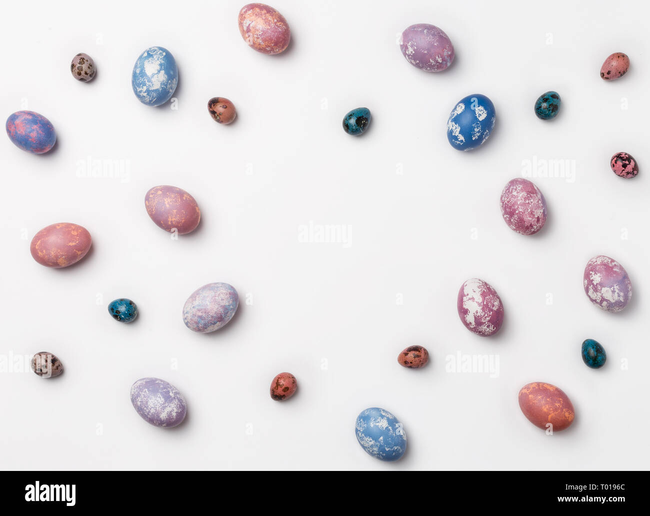 Arrière-plan de la mode avec la caille, rose, violet, orange et bleu des oeufs de pâques avec copie espace pour texte. isolé sur fond blanc. Télévision lay, top vi Banque D'Images Arrière-plan de la mode avec la caille, rose, violet, orange et bleu des oeufs de pâques avec copie espace pour texte. isolé sur fond blanc. Télévision lay, top vi Banque D'Images