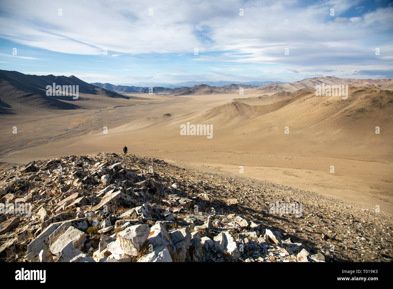 Personne marchant dans un paysage de l'ouest de la Mongolie Banque D'Images