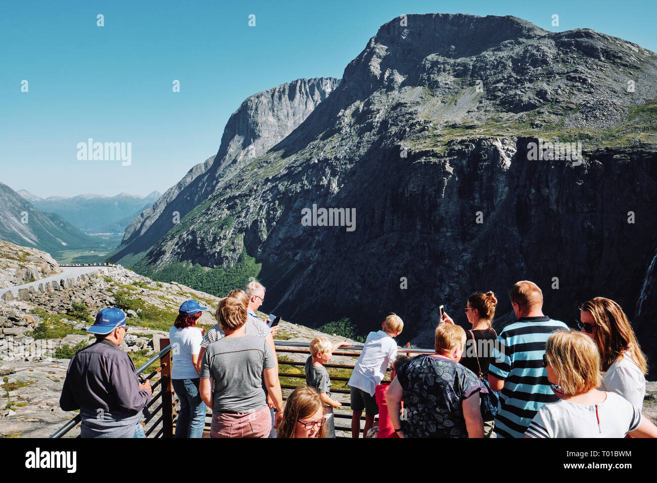 Les touristes profitant de la vue sur la montagne Trollstigen le Geiranger-Trollstigen Scenic Route Nationale en Norvège Banque D'Images