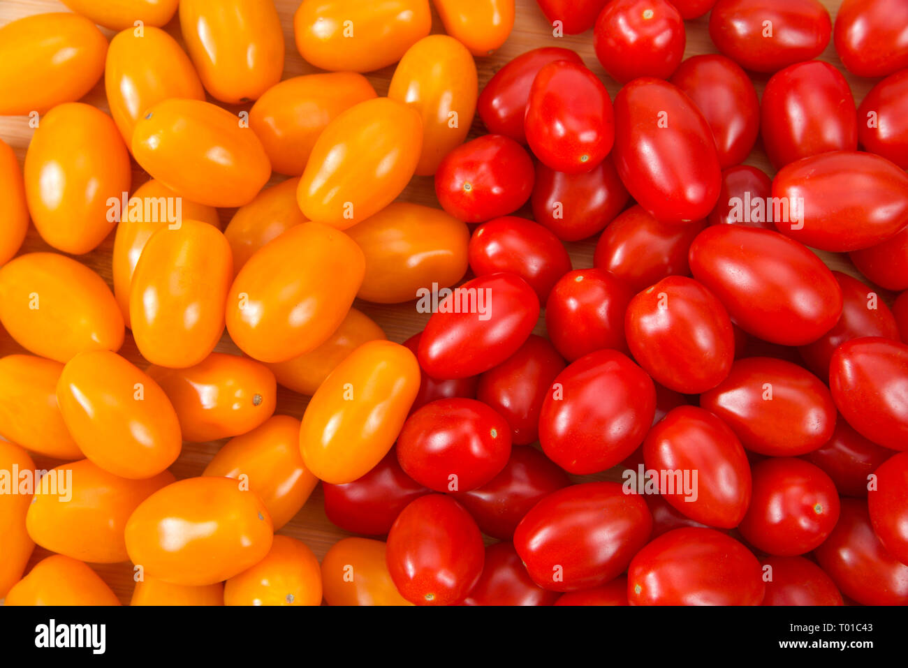 Vue supérieure de la télévision laïcs de Zima, une orange tomates raisins à côté d'Angel Sweet tomates raisins. Les deux grands pour les salades ou snacking. Banque D'Images