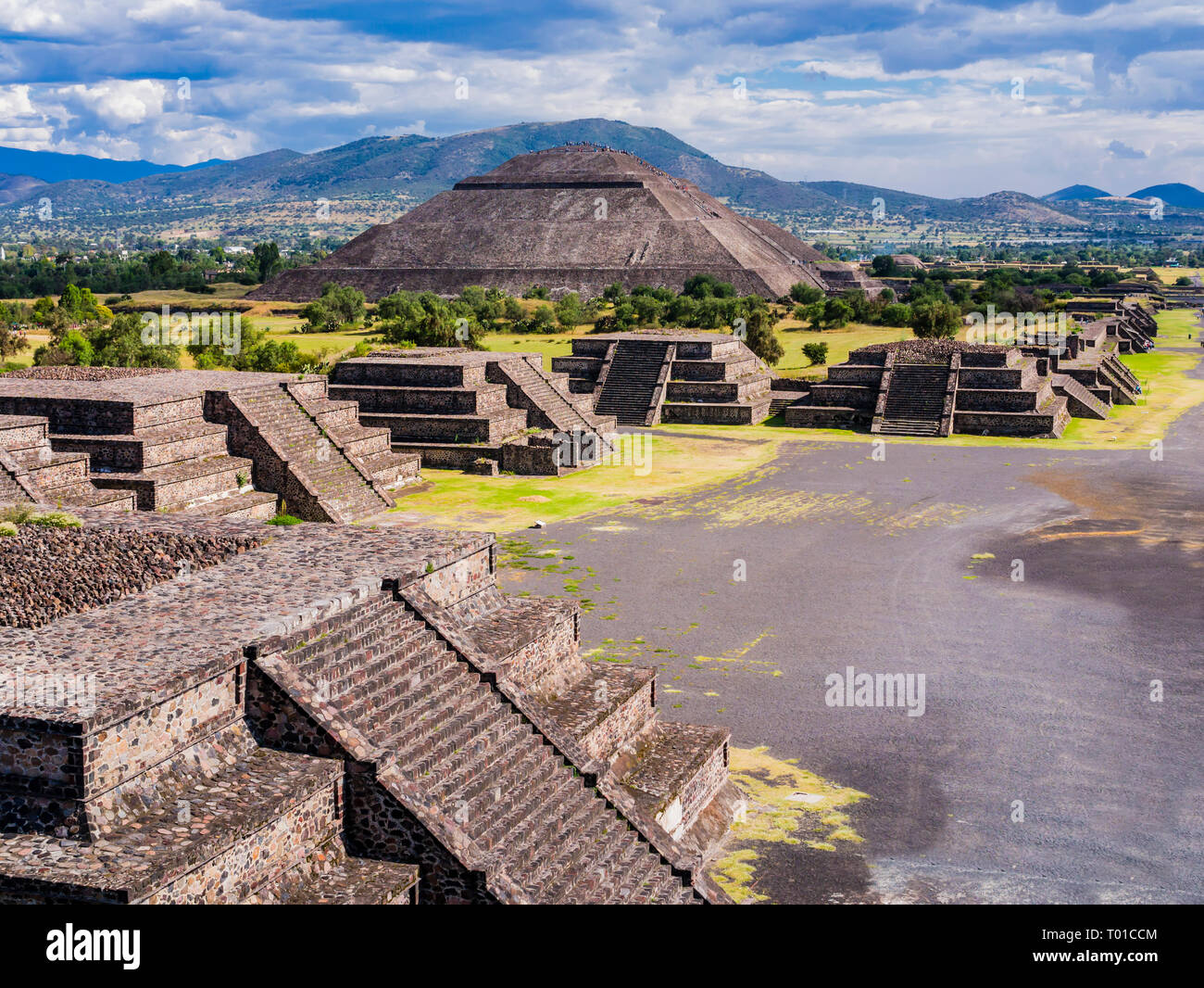 Vue imprenable de Teotihuacan Pyramids et l'Avenue des Morts, au Mexique Banque D'Images