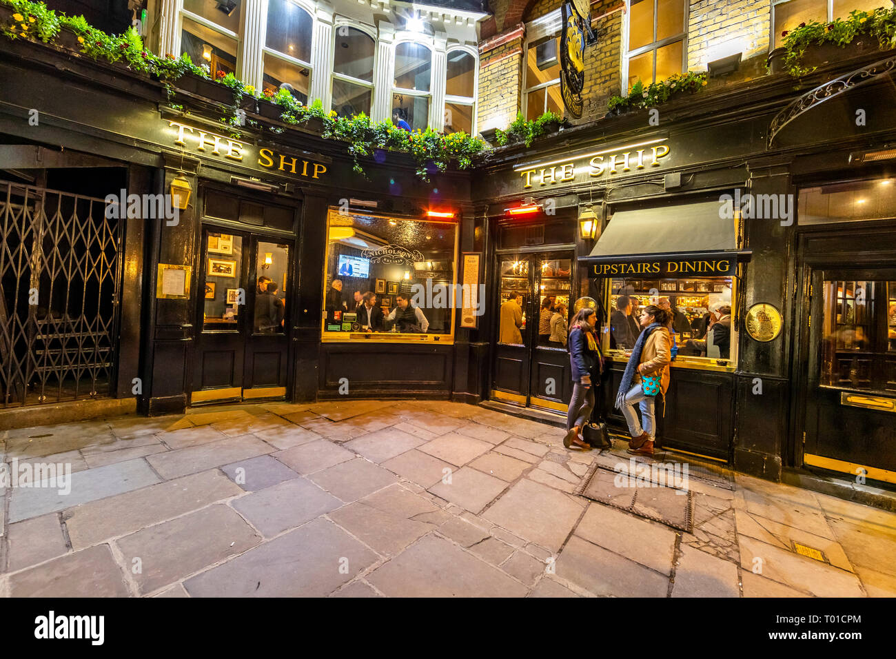 Londres historique public house, le navire, Talbot Cour dans la ville de Londres. Partie de la Nicholson's pub chaîne. Banque D'Images