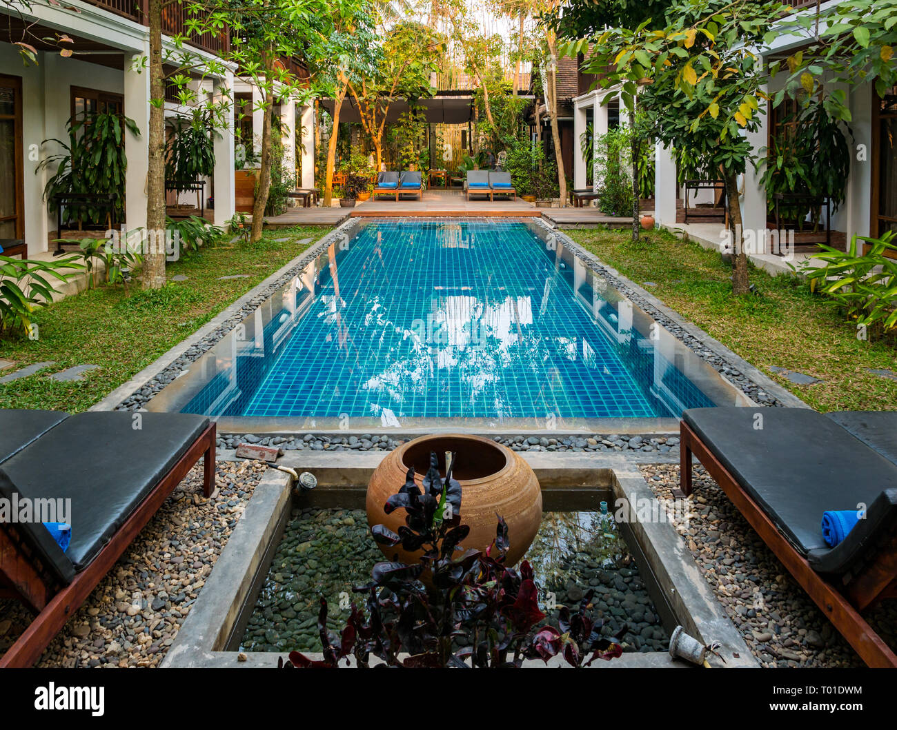 Le Sen Boutique Hotel cour avec piscine et chaises longues, Lunag Prabang, Laos, Asie du sud-est Banque D'Images