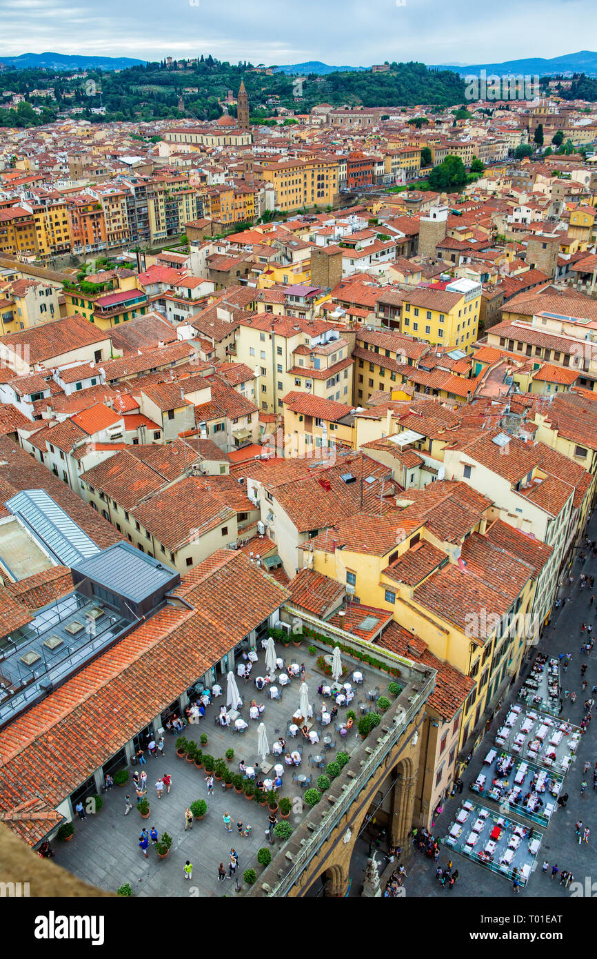 Restaurant sur le toit au-dessus de la Loggia dei Lanzi, vu depuis le Palazzo Vecchio de Florence, Toscane, Italie Banque D'Images