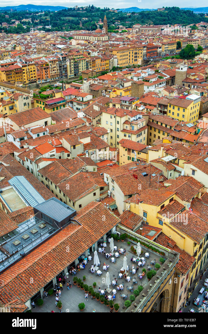 Restaurant sur le toit au-dessus de la Loggia dei Lanzi, vu depuis le Palazzo Vecchio de Florence, Toscane, Italie Banque D'Images